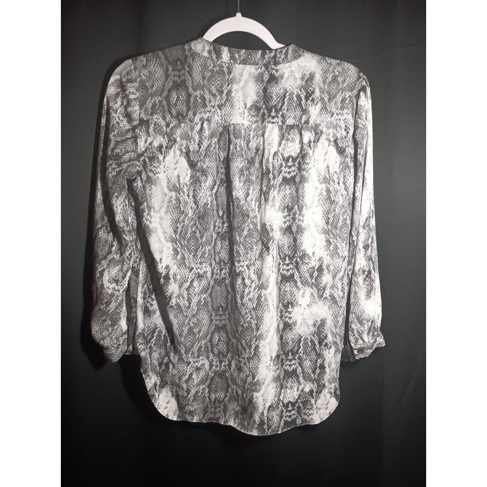 Vince Camuto Women’s Small Python Print V‑Neck Pullover Blouse 3/4 Sleeve Top - Picture 3 of 3